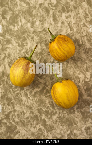 Gessato melanzane su fatti a mano carta marmorizzata in verde muschio. Foto Stock
