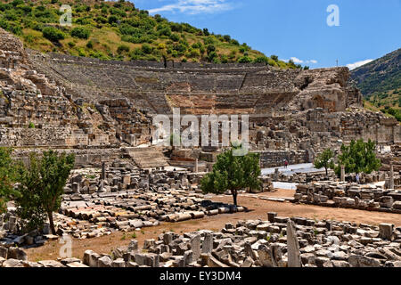 Il grande anfiteatro di Efeso, Selcuk, Kusadasi, Turchia, con muratura area di storage in primo piano Foto Stock