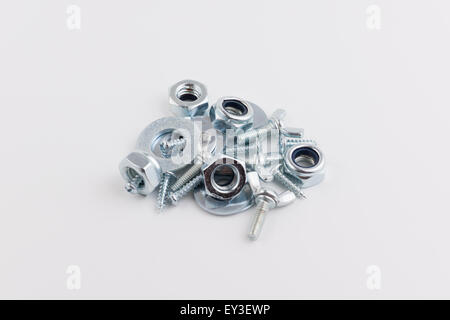 Colle di shining chromeplated i dadi e le viti su sfondo bianco Foto Stock