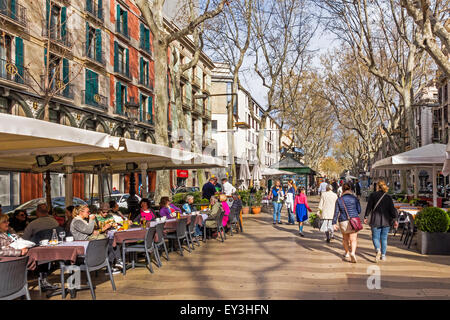 La gente di passeggiare lungo La Rambla Catalunya Barelona Spagna Foto Stock