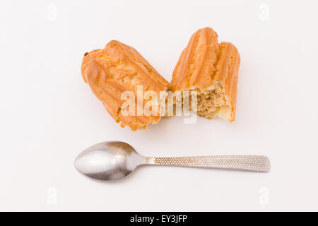 Gustose torte giacciono su uno sfondo bianco e attendere per il compratore Foto Stock