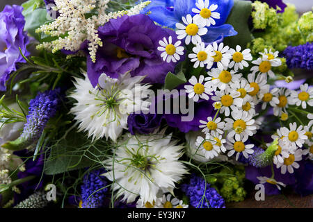 Chiudere fino ad un mazzo di blu e bianco fiori di nozze. Foto Stock