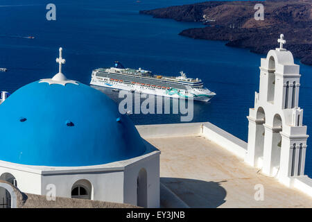 Cupola blu di Santorini e campanile sopra il mare Firostefani Santorini, isole greche Grecia Isole e ormeggiata nave da crociera Foto Stock