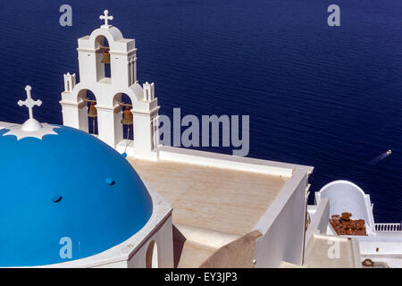 Blu cupola e il campanile a torre, famoso Agioi Theodori chiesa in Firostefani Santorini, Cicladi, Mar Egeo, Grecia Foto Stock