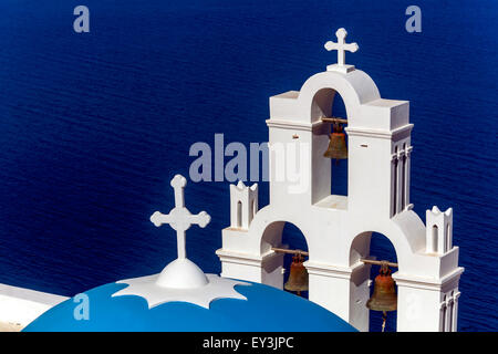 Blu cupola e il campanile a torre, famoso Agioi Theodori chiesa in Firostefani Santorini, Cicladi, Mar Egeo, Grecia Foto Stock