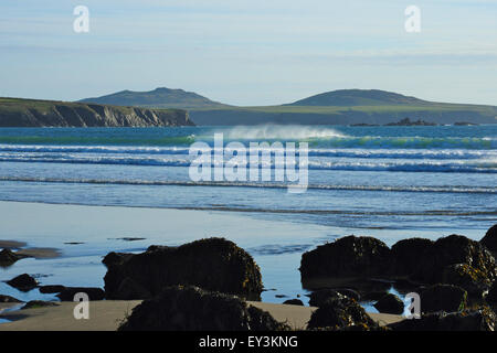 Onde che si infrangono sulla Whitesands Bay con Ramey isola in background, Pembrokeshire, Galles Foto Stock