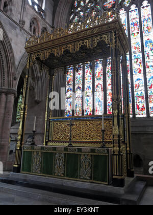 Chiesa della Santa Trinità e indivisa - altare di legno e vetrate, Cattedrale di Carlisle, Cumbria, Inghilterra, Regno Unito Foto Stock