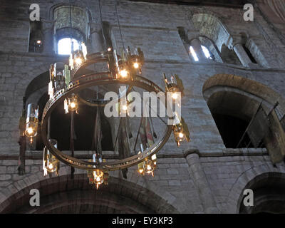 Lampadari alla Cattedrale di Carlisle, Cumbria, Inghilterra, Regno Unito - Chiesa della Santa e indivisa Trinità Foto Stock