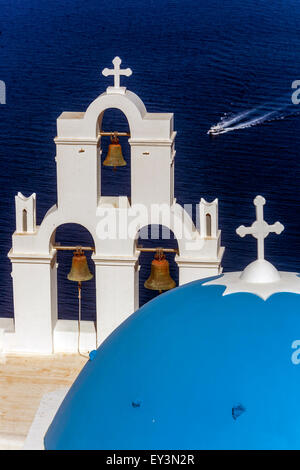 La cupola blu di Santorini e il campanile, la famosa chiesa Agioi Theodori a Firostefani Santorini Grecia barca mare Foto Stock