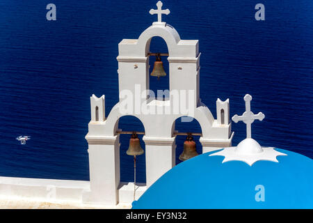 Blu cupola e il campanile a torre, famoso Agioi Theodori chiesa in Firostefani, SANTORINI, CICLADI, Mar Egeo, Grecia Foto Stock