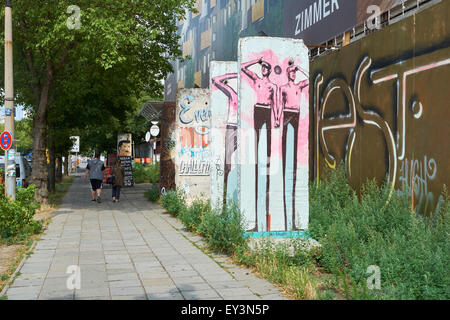 Berlino, Germania - 07 Luglio: Segmenti del muro di Berlino in Berlino Est riempito con grafitti art. Luglio 07, 2015 a Berlino. Foto Stock