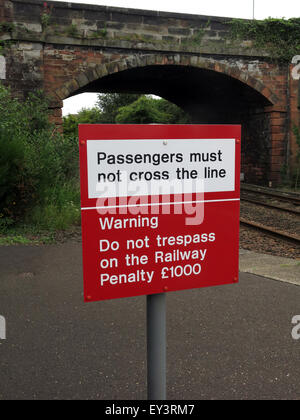 I passeggeri non devono attraversare il cartello della linea sulla piattaforma ferroviaria, Station Road, Annan, Dumfries, Scozia, REGNO UNITO Foto Stock