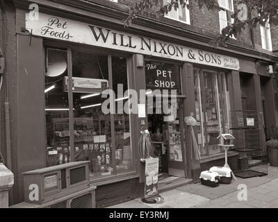 Sarà Nixon e figli,tradizionale Carlisle pet shop,Cumbria,l'Inghilterra,UK in monocromia Foto Stock