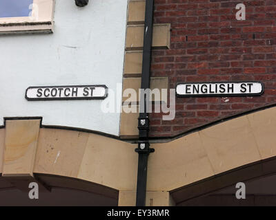 Strade in Carlisle denominato INGLESE O SCOZZESE, Cumbria, Regno Unito - Paese di frontiera Foto Stock