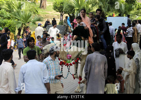 Lahore. 21 Luglio, 2015. La gente di cavalcare un cammello allo zoo durante l'Eid al-Fitr vacanze in Pakistan orientale di Lahore, il 21 luglio 2015. © Jamil Ahmed/Xinhua/Alamy Live News Foto Stock