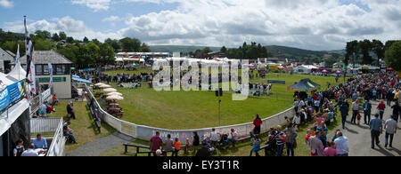 Llanelwedd, Powys, Regno Unito. Il 21 luglio 2015. Il sole si rompe in su gli anelli di bestiame all'inizio del secondo giorno della mostra. Il Royal Welsh Show è acclamato come il più grande e più prestigioso evento del suo genere in Europa. In eccesso di 200.000 visitatori sono attesi questa settimana nel corso di questi quattro giorni di periodo di mostra - 2014 vide 237,694 visitatori, 1.035 tradestands & un record 7,959 espositori di bestiame. Il primo film era a Aberystwyth in 1904 ed ha attirato 442 voci di bestiame. Credito: Graham M. Lawrence/Alamy Live News. Foto Stock