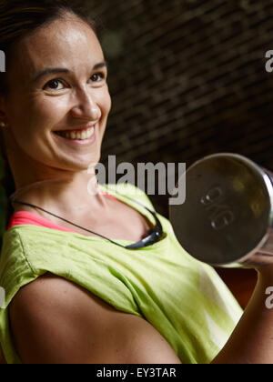 Giovane donna si prende cura della sua salute e lei usa il manubrio, intenzionale motion blur e ristretto campo di profondità Foto Stock