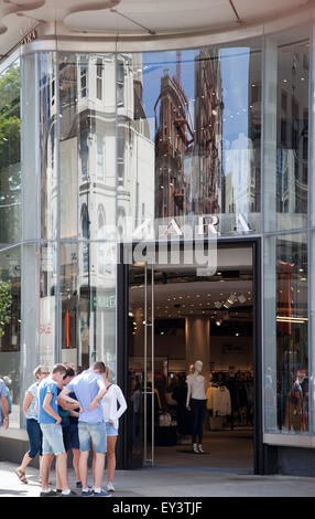 Zara negozio di vendita al dettaglio su Oxford Street a Londra REGNO UNITO Foto Stock
