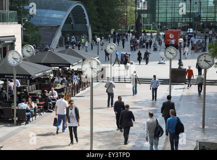 Orologi al di fuori di canary wharf dalla stazione di London Docklands Foto Stock