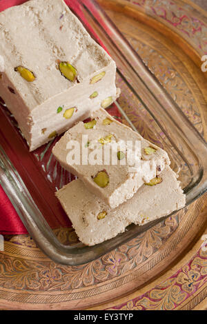 Halvah o Halva una confezione di dolci fatti con tahini pasta di sesamo e i pistacchi popolare in tutto il Medio Oriente Foto Stock