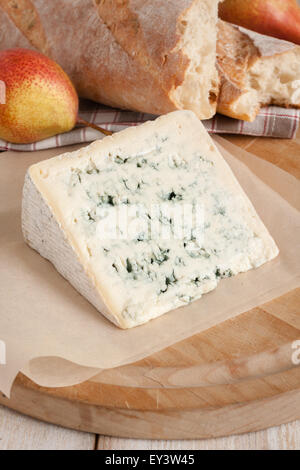 Il bleu d'Auvergne una cremosa francese di formaggio blu con pane francese e pere Foto Stock