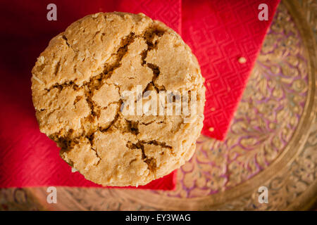 Lo zenzero e il melasso o melasse biscotti in una pila shot con chiave di bassa illuminazione e messa a fuoco poco profonda Foto Stock