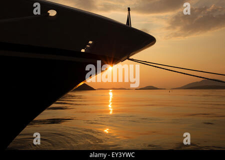 Tramonto sul Mare Mediterraneo e la vista di una nave di prua. Foto Stock