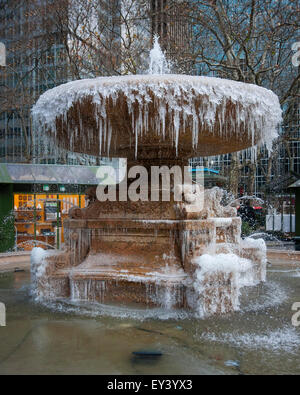 Ghiaccioli sospesi da congelati Josephine Shaw Lowell fontana commemorativa in Bryant Park in inverno. Foto Stock