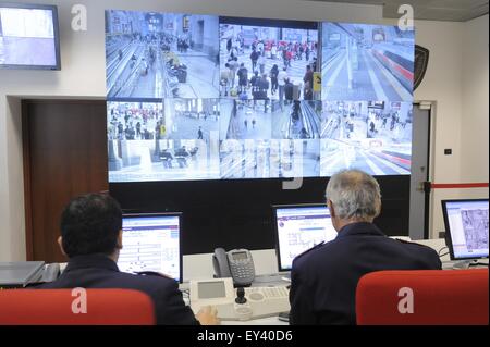 Milano, Italia, della sala di controllo della polizia per sistema di videosorveglianza a stazione centrale Foto Stock