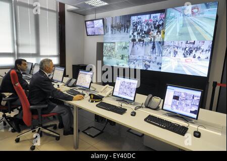 Milano, Italia, della sala di controllo della polizia per sistema di videosorveglianza a stazione centrale Foto Stock