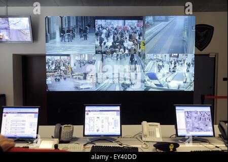 Milano, Italia, della sala di controllo della polizia per sistema di videosorveglianza a stazione centrale Foto Stock