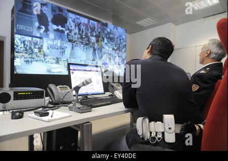 Milano, Italia, della sala di controllo della polizia per sistema di videosorveglianza a stazione centrale Foto Stock