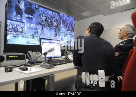 Milano, Italia, della sala di controllo della polizia per sistema di videosorveglianza a stazione centrale Foto Stock