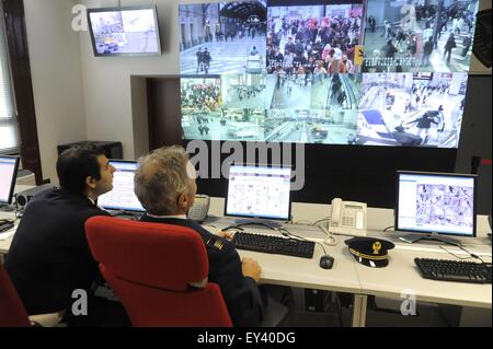 Milano, Italia, della sala di controllo della polizia per sistema di videosorveglianza a stazione centrale Foto Stock