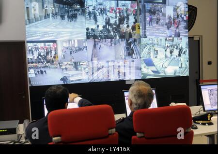 Milano, Italia, della sala di controllo della polizia per sistema di videosorveglianza a stazione centrale Foto Stock