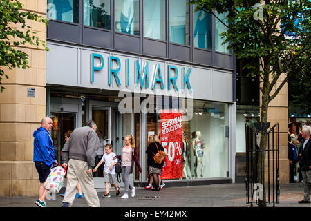 Dundee, Scotland, Regno Unito. 21 Luglio, 2015. Vendite: metà estate vendite di Dundee. Primark l'uscita negozio di moda alla pubblicità Overgate vendite estate 50% riduzioni sui loro prodotti. Primark è un irlandese rivenditore di abbigliamento operanti in Austria, Belgio, Francia, Germania, Irlanda (come marchio Penneys in Irlanda), il Portogallo, la Spagna, i Paesi Bassi e il Regno Unito e gli Stati Uniti. Credito: Dundee fotografico/Alamy Live News. Foto Stock