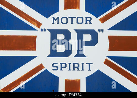 Vecchio vintage metallo verniciato motore BP union jack segno dello Spirito Foto Stock