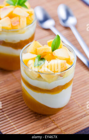 Close up di due bicchieri di freschi dessert fatti in casa Foto Stock
