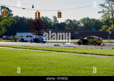 Holland Township, Michigan, Stati Uniti d'America. 21 Luglio, 2015. Due auto e un camion sono stati coinvolti in una collisione su Chicago Drive in Holland township di martedì mattina, 21 luglio 2015 Credit: James Schaedig/Alamy Live News Foto Stock