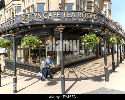 Bettys cafe sale da tè, Harrogate, nello Yorkshire, Inghilterra, Regno Unito Foto Stock