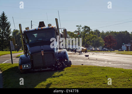 Holland Township, Michigan, Stati Uniti d'America. 21 Luglio, 2015. Due auto e un camion sono stati coinvolti in una collisione su Chicago Drive in Holland township di martedì mattina, 21 luglio 2015 Credit: James Schaedig/Alamy Live News Foto Stock