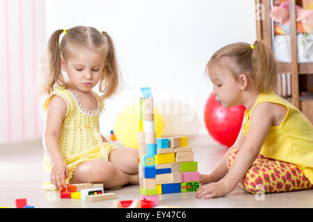 Ragazze Ragazzi giocare in casa Foto Stock