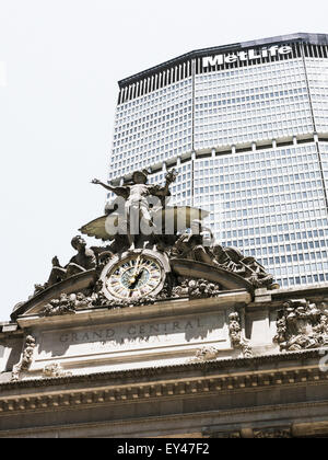 Orologio al Grand Central Terminal di fronte all'edificio Met Life, NYC, USA 2015 Foto Stock