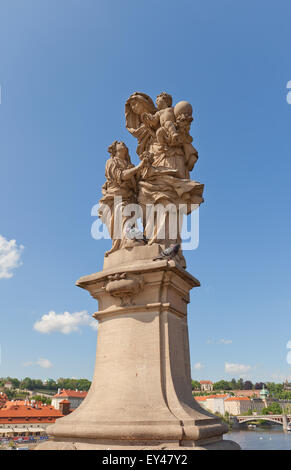 La statua di Sant'Anna, madre della Vergine Maria (circa 1707) sulla balaustra del famoso Ponte Carlo a Praga (Sito UNESCO) Foto Stock