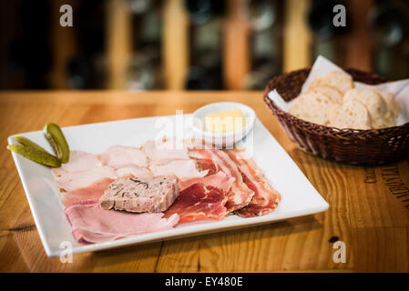 Francese salumi misti carni affumicate e pate platter Foto Stock