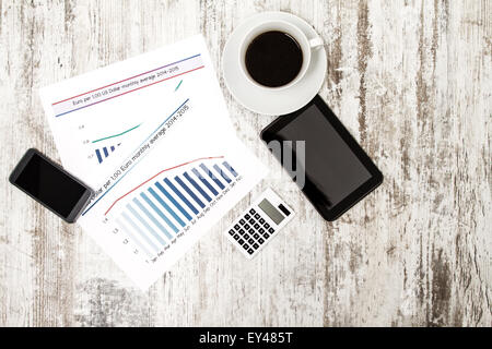 L'analisi grafica con l'evoluzione del tasso di cambio dollaro euro e fare i calcoli Foto Stock