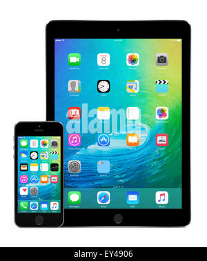 Vista anteriore dello spazio Apple grigio aria di iPad 2 e iPhone 5s con annunciato il WWDC 2015 iOS 9 sul display, progettato da Apple Inc Foto Stock