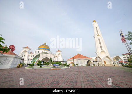 Masjid Selat Melaka o stretto di Malacca moschea durante una bellissima alba, uno di un unico punto di riferimento come esso è flottante sul mare Foto Stock