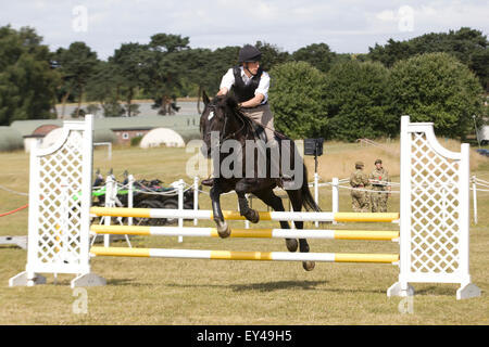 Cavallo e cavaliere dalla famiglia Calvario Show Jumping Foto Stock