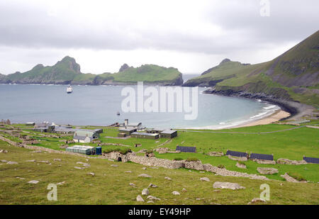 Village Baia con l'isola di Dun in background. Le case in stile vittoriano su strada può essere visto. Foto Stock